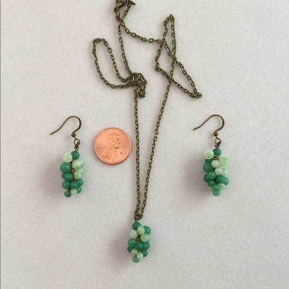 Vintage Faux Jade Grapes Necklace & Earrings Set with Bronze Findings - Picture 2 of 7